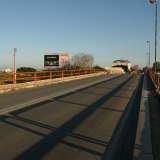 Arriviamo su un piccolo ponte delimitato da sbarre rosse che sovrasta il torrente Valenzano...